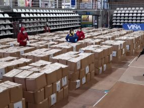 Alcaldesa Virginia Reginato, entrega cajas 5